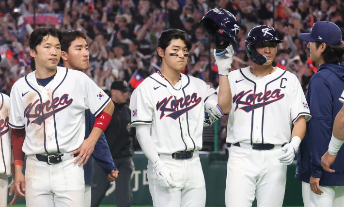 8일 일본 도쿄돔에서 열린 2026 월드베이스볼클래식(WBC) C조 조별리그 3차전 대한민국과 대만의 경기에서 4-5로 패배한 한국 선수들이 아쉬워하고 있다. 연합뉴스 