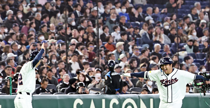 지난 5일 일본 도쿄돔에서 열린 2026 WBC 조별리그 C조 1차전 대한민국과 체코의 경기. 1회말 1사 만루 문보경이 만루 홈런을 치고 세리머니를 하며 그라운드를 돌고 있다. 연합뉴스