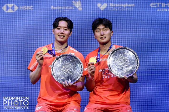 한국 선수로는 40년 만에 배드민턴 최고 권위 전영 오픈 남자 복식 2연패를 달성한 서승재(왼쪽)-김원호. 대한배드민턴협회 