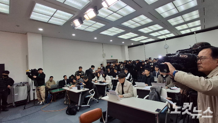 9일 부산시의회에서 열린 주진우 의원 부산시장 출마 기자회견장은 지지자들과 취재진들로 가득 차며 높은 관심을 반영했다. 강민정 기자