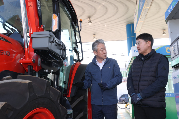 강호동 농협중앙회장이 지난 7일 강원 동춘천농협에서 운영하는 농협주유소를 방문해 국제유가 상승에 따른 영농비 부담 등 현장의 애로사항을 청취하고 있다. 농협 제공