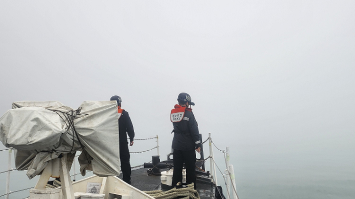 여수해경이 짙은 안개가 낀 관할 해역을 순찰하고 있다. 여수해경 제공