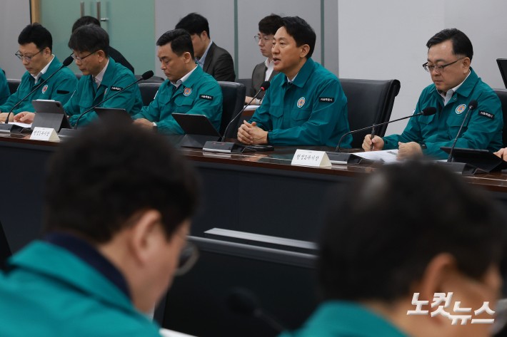 오세훈 서울시장이 9일 오전 서울 중구 서울시청에서 열린 BTS 컴백 행사 안전관리 합동 점검회의에 참석해 모두발언을 하고 있다.