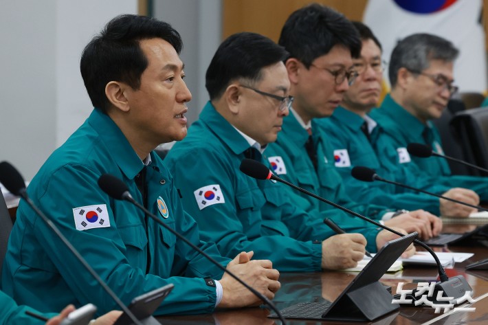 오세훈 서울시장이 9일 오전 서울 중구 서울시청에서 열린 BTS 컴백 행사 안전관리 합동 점검회의에 참석해 모두발언을 하고 있다.