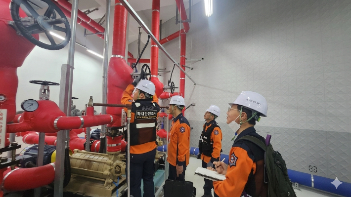 화재안전점검을 실시 중인 소방대원. 전북소방본부 제공