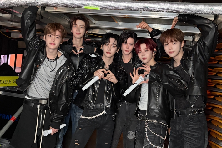 지난 6~8일 사흘 동안 서울 송파구 올림픽공원 케이스포돔에서 '라이징 라우드' 앙코르 콘서트를 개최한 그룹 라이즈. 라이즈 공식 트위터