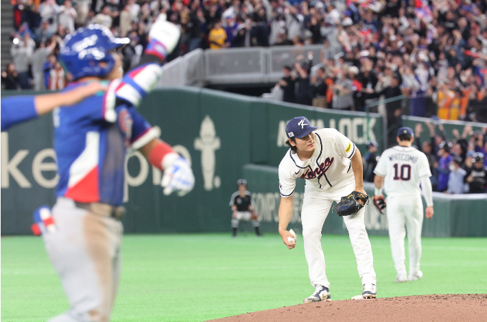 지난 8일 일본 도쿄돔에서 열린 2026 월드베이스볼클래식(WBC) C조 조별리그 3차전 대한민국과 대만의 경기. 6회초 무사 대만 정쭝저에게 솔로 홈런을 허용한 한국 곽빈이 아쉬워하고 있다. 연합뉴스