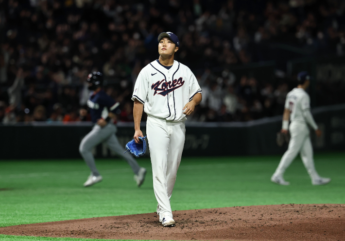 지난 5일 일본 도쿄돔에서 열린 2026 WBC 조별리그 C조 1차전 대한민국과 체코의 경기. 5회초 1사 1, 2루 체코 바브라에게 스리런 홈런을 허용한 한국 정우주가 아쉬워하고 있다. 연합뉴스