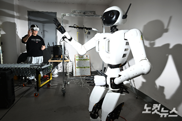 에이로봇의 휴머노이드 로봇 '앨리스4'의 모습. 류영주 기자