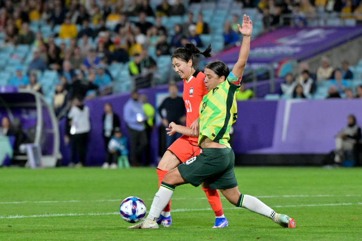 볼 경합 중인 강채림. AFC 제공