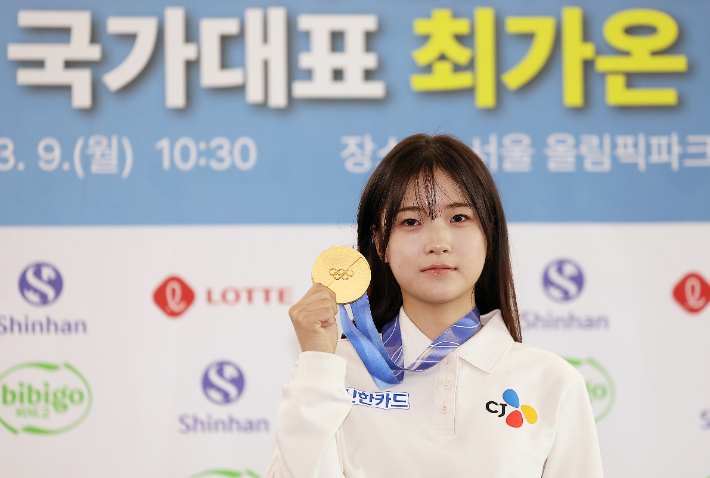 메달 들고 기념촬영하는 최가온. 연합뉴스