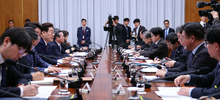 이재명 대통령이 9일 청와대에서 중동상황 관련 비상경제점검회의를 주재하고 있다. 연합뉴스