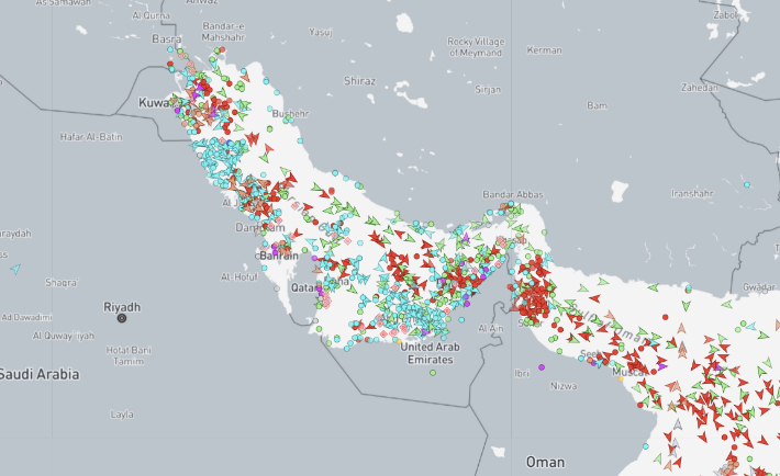 전 세계 선박 위치를 실시간으로 제공하는 웹사이트 '마린트래픽'에서 본 호르무즈 해협 인근 선박 현황. 마린트래픽 캡처