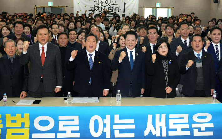 김영록 전라남도지사가 9일 광주 남구청에서 열린 '전남·광주 행정통합 광주 자치구 초청 타운홀미팅(남구)'에서 김병내 남구청장 등 참석자들과 기념촬영을 하고 있다. 전라남도 제공