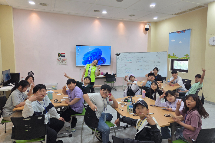 영어 원어민 수업을 듣고 있는 영월 쌍룡초 학생들. 쌍룡초 제공