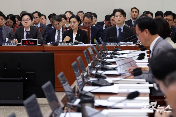 김정관 산업통상부 장관과 한성숙 중소벤처기업부 장관이 9일 서울 여의도 국회에서 열린 산업통상자원중소벤처기업위원회 전체회의에 출석해 있다.