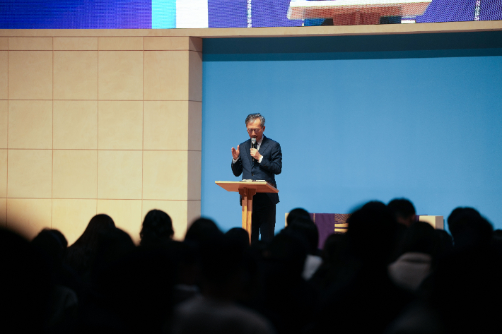 박태환 담임목사는 '구원을 노래하라'의 제목으로 전한 설교에서 "여기 모인 우리가 복음의 노래, 구원의 노래를 부르며 시대와 민족, 세계 열방을 깨우기 바란다."고 말했다. 강릉중앙감리교회 제공