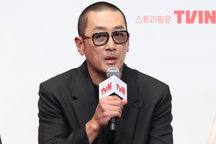 배우 하정우가 9일 서울 구로구 더링크호텔에서 열린 tvN 드라마 '대한민국에서 건물주 되는 법'제작발표회에서 인사말을 하고 있다. 연합뉴스
