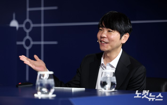 바둑기사 이세돌 9단이 9일 서울 종로구 포시즌스호텔에서 AI 스타트업 인핸스가 주최한 