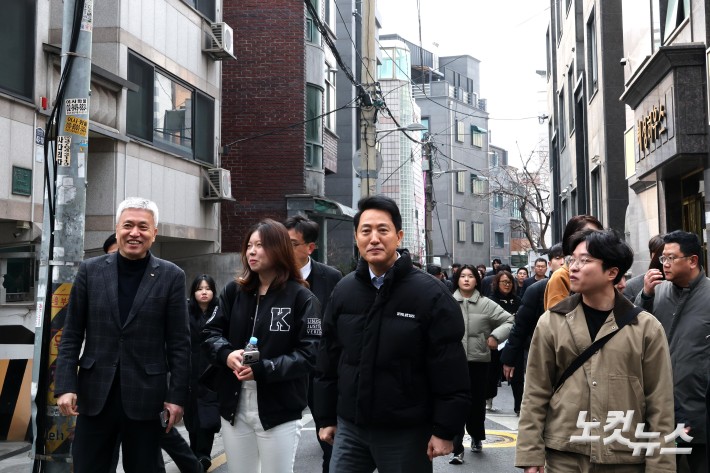 1인 가구 밀집지역 둘러보는 오세훈 시장