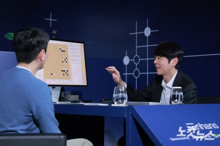 이세돌 9단이 9일 오후 서울 종로구 포시즌스호텔에서 AI 스타트업 인핸스가 주최한 