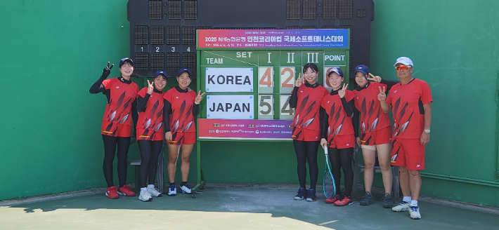 '2025 NH농협은행 인천코리아컵 국제소프트테니스대회'에서 한국을 꺾고 정상에 오른 일본 선수단. 협회 