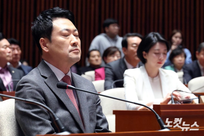 생각에 잠긴 장동혁 대표