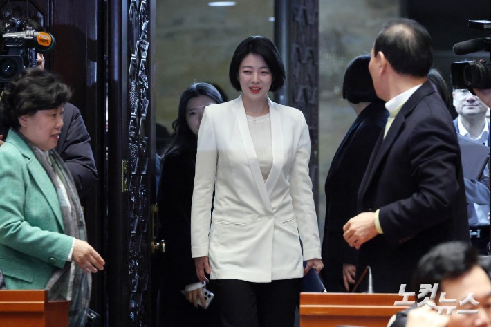 의원총회 참석하는 배현진 의원