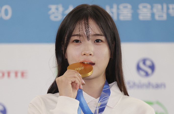 금메달 깨무는 최가온. 연합뉴스