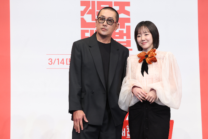 배우 하정우, 임수정이 9일 서울 구로구 더링크호텔에서 열린 tvN 드라마 '대한민국에서 건물주 되는 법'제작발표회에서 포즈를 취하고 있다. 연합뉴스