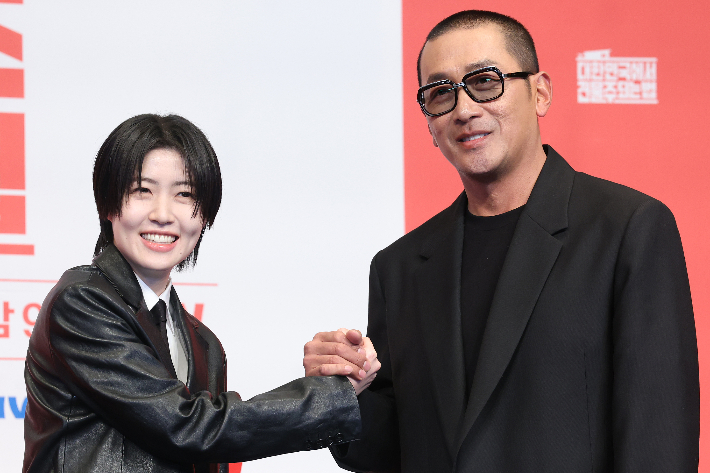 배우 하정우, 심은경이 9일 서울 구로구 더링크호텔에서 열린 tvN 드라마 '대한민국에서 건물주 되는 법'제작발표회에서 포즈를 취하고 있다. 연합뉴스