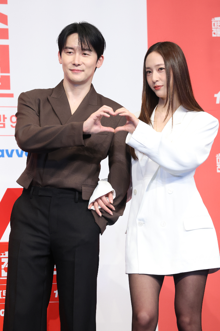 배우 김준한, 정수정이 9일 서울 구로구 더링크호텔에서 열린 tvN 드라마 '대한민국에서 건물주 되는 법'제작발표회에서 포즈를 취하고 있다. 연합뉴스