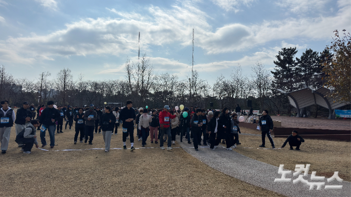 강원 강릉반석감리교회(이재은 담임목사)가 지난 7일 경포호수 일대에서 창립50주년 기념 걷기대회 '우리 함께 가요'를 개최했다. 최진성 아나운서
