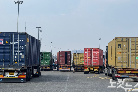 9일 오전 경기도 의왕시 내륙컨테이너기지(ICD) 제1터미널에 화물차가 정차한 모습. 김수진 기자