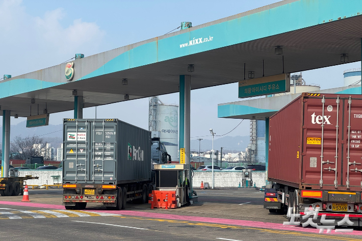 9일 오전 경기도 의왕시 내륙컨테이너기지(ICD) 주유소. 1700원대로 인근에서 가장 저렴한 주유소다. 김수진 기자