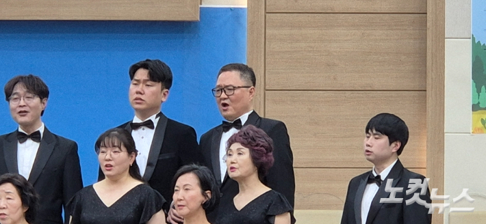 병마 딛고 감동적 찬양무대에서 선 윤병일 장로,김유리 아나운서