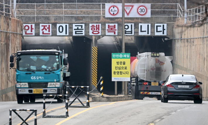 대한송유관공사 경인지사 저유소 입구에서 유조차가 오가고 있다. 연합뉴스