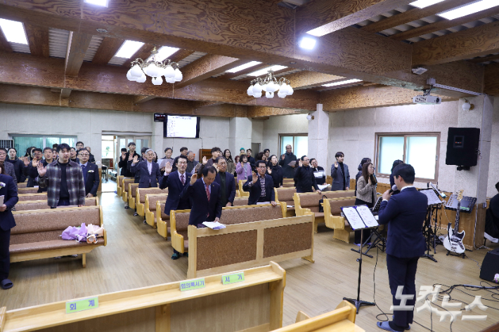 김제노회 기독청장년면려회 회원들이 제82회 정기총회에서 CE 강령과 3대 결의를 제창하며 신앙적 결단을 다지고 있다. 최화랑 기자