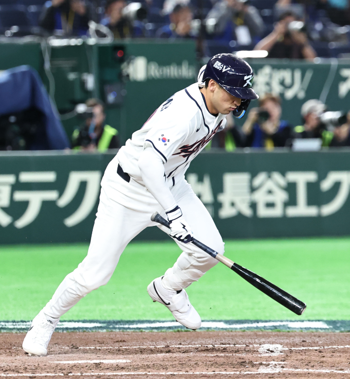 지난 8일 일본 도쿄돔에서 열린 2026 WBC 조별리그 C조 3차전 대한민국과 대만의 경기. 5회말 무사 1, 3루 한국 위트컴이 병살타를 치고 있다. 연합뉴스