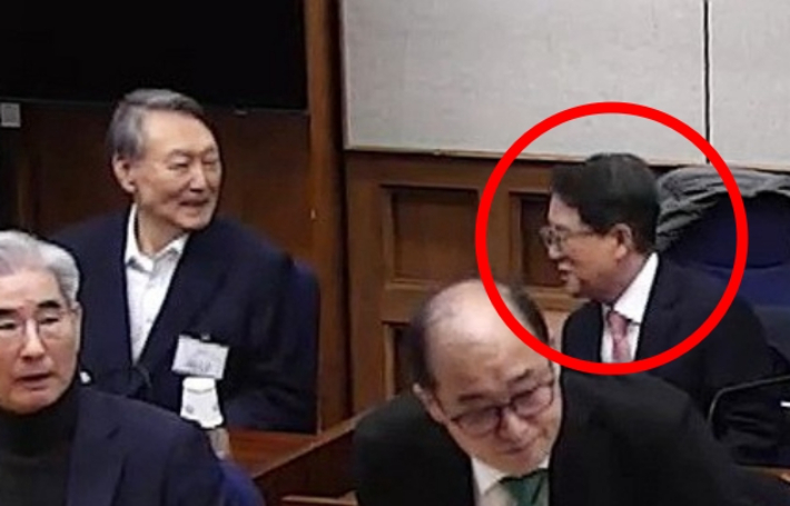 尹 "출마해 싸워서 이겨라"…내란 선고 다음날 '윤갑근 변호사' 독려