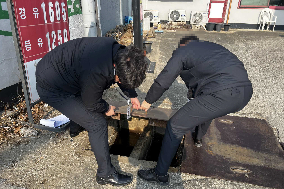 석유 초과 저장 실태 확인하는 강원소방. 강원소방본부 제공