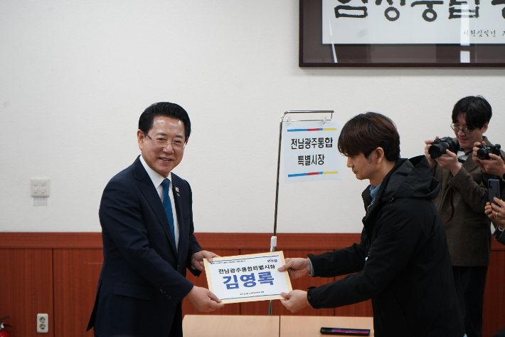 김영록 전남지사, 예비후보 등록…경선 레이스 본격 시작