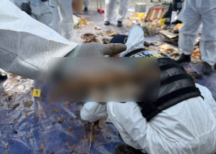  무안국제공항에서 진행된 사고기 잔해물 보관 개선 작업 중 사람의 뼈로 추정되는 시신 일부분이 발견됐다. 유가족협의회 제공