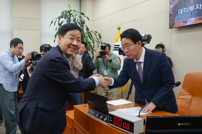 대미투자특별법 처리 뒤 인사하는 김상훈 위원장-구윤철 부총리. 연합뉴스
