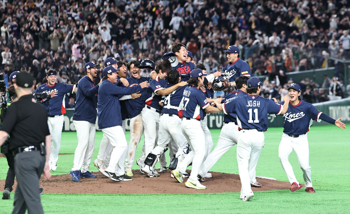 8강 진출 기적 이룬 야구대표팀. 연합뉴스