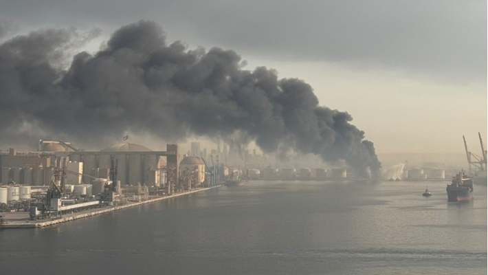 미국과 이스라엘의 이란 공격 이후 중동 지역 전반에 확전 위기가 고조되는 가운데 호르무즈 해협과 인접한 아랍에미리트 제벨알리항 인근이 공격 받아 검은 연기가 치솟고 있다. 선원노련 제공