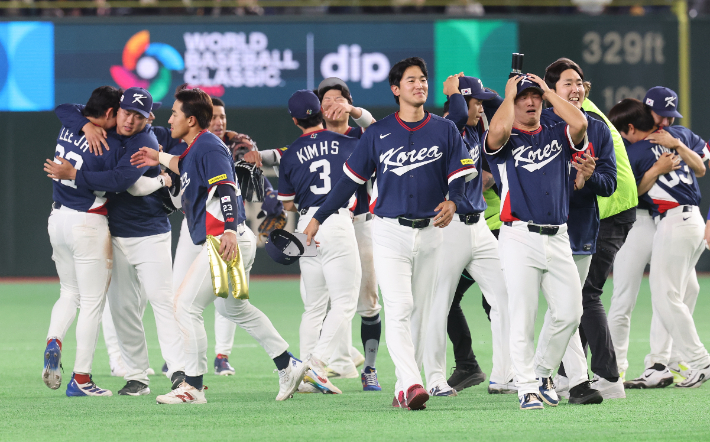 9일 일본 도쿄돔에서 열린 2026 월드베이스볼클래식(WBC) C조 조별리그 최종전 대한민국과 호주의 경기. 호주를 꺾고 8강 진출을 확정한 한국 선수들이 기뻐하고 있다. 연합뉴스