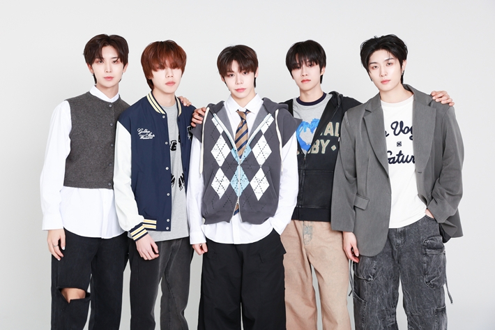 보이드의 미니 1집 '01'의 타이틀곡은 '터그 오브 워'와 '락락' 두 곡이다. IX엔터테인먼트 제공