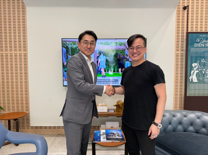 이욱(왼쪽) 크레버스 상무와 부이 부 탄(BUI VU THANH, 오른쪽) 엠버시 에듀케이션 회장이 기념 촬영을 하고 있다. 크레버스 제공