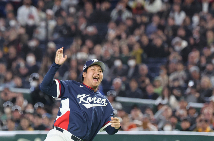 WBC 8강 진출에 환호하는 문보경. 연합뉴스